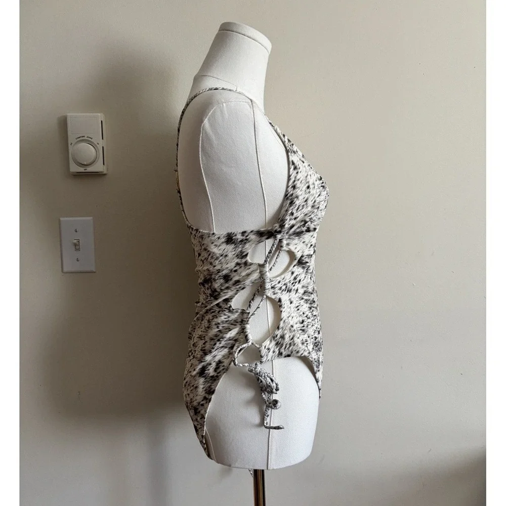 NWT Forvever 21 Bathing Suit Womens XL Cutout One‎ Piece Beach Summer Vacation